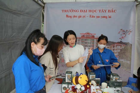 Trường Đại học Tây Bắc tham gia Ngày hội tư vấn hướng nghiệp, việc làm cho thanh niên dân tộc thiểu số năm 2023 tại huyện Thuận Châu, tỉnh Sơn La