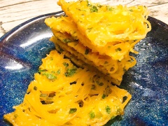 Một món ăn vặt khá lạ miệng và ngon lắm nè, bạn hãy thử làm ngay bánh pizza mì tươi trứng này để nhâm nhi nhé. Chúc bạn thành công!
