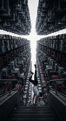 Freerunner in Urban Labyrinth