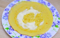 Heavy cream đánh bông cứng. Đặt lớp bánh lên đĩa, cho 1 thìa kem vào giữa, tiếp theo cho 2 thìa sầu riêng lên trên lớp kem. Gấp bánh lại như phong bì rồi cho vào tủ lạnh khoảng 30 phút và lấy ra thưởng thức.