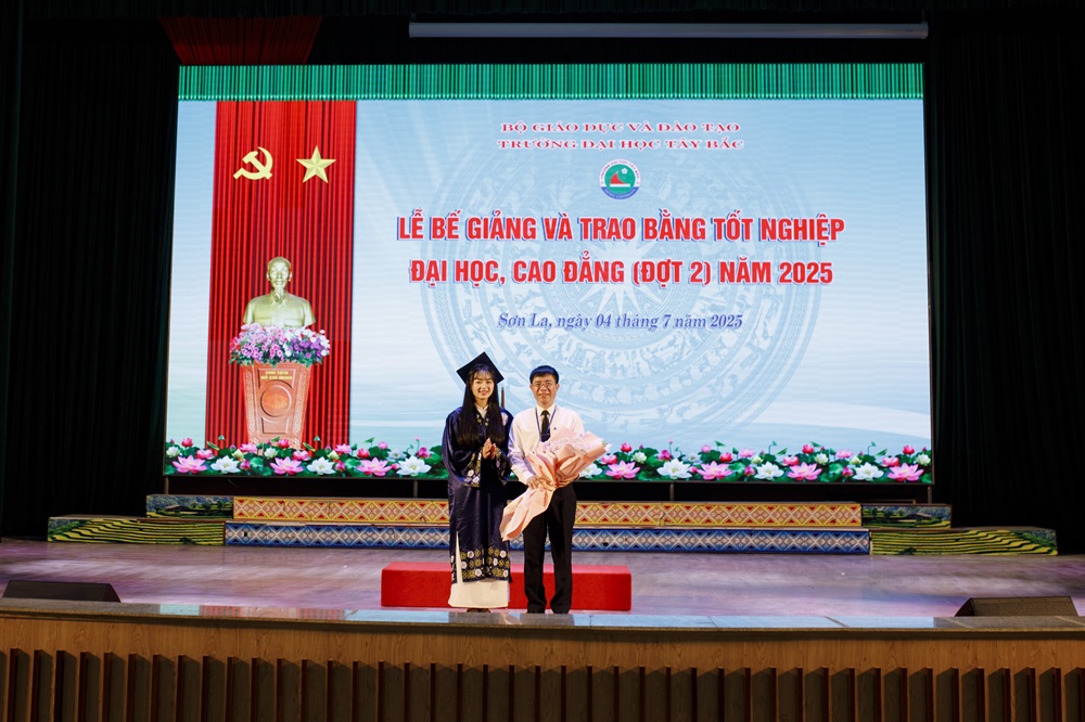 Lễ bế giảng và trao bằng tốt nghiệp đại học, cao đẳng hệ chính quy (đợt 2) năm 2025 tại Trường Đại học Tây Bắc