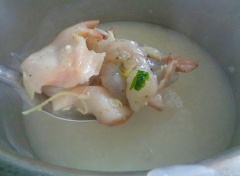 Khi cháo đã có độ sánh như ý thì cho bào ngư, tôm cùng 2 muỗng cà phê hạt nêm và 1/2 muỗng cà phê đường phèn. Trộn đều nấu thêm khoảng 5 phút . Nêm nếm lại cho vừa ăn là tắt bếp.