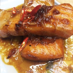 Cuối cùng là trình bày món ăn ra đĩa và thưởng thức. Nếu ăn cay bạn có thể cắt thêm 2 trái ớt lên trên mặt cá tạo vị the the đầu lưỡi khi thưởng thức, cũng hấp dẫn lắm đấy nhé!