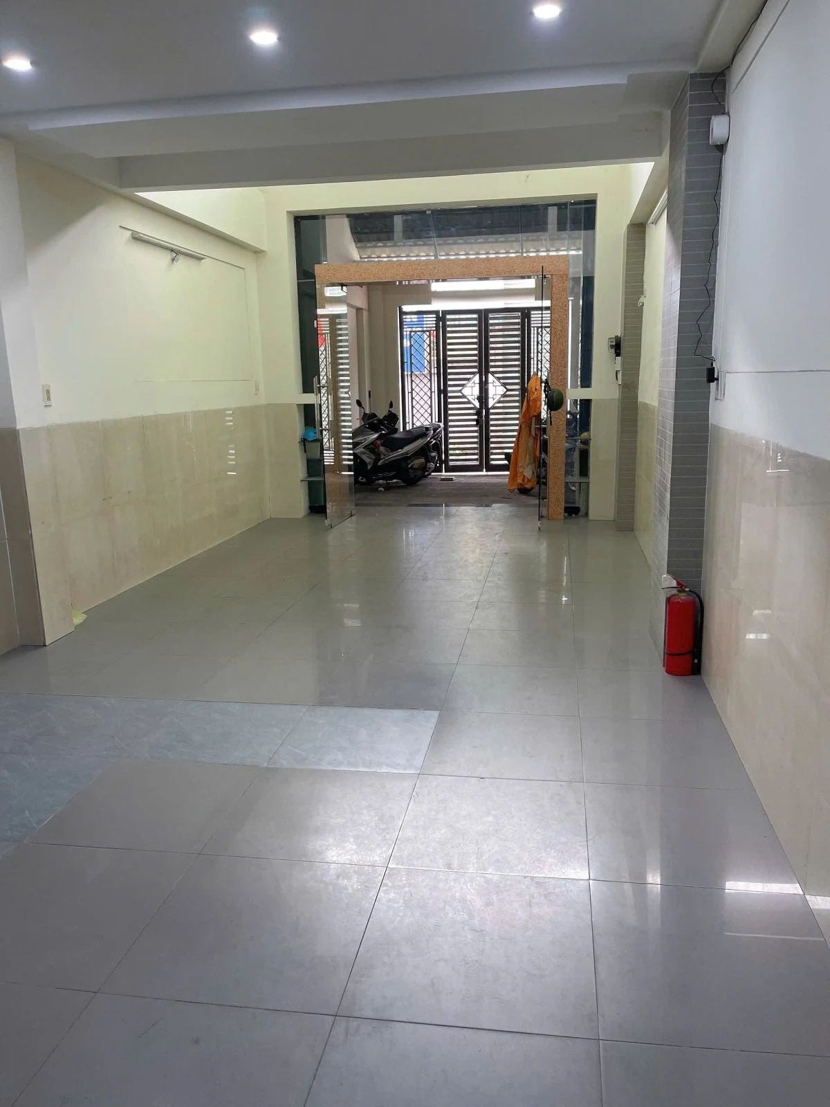 Bán nhà mặt tiền 4x19m, 5 Tầng, 29D Dương Văn Dương, Quận Tân Phú – ảnh phòng khách