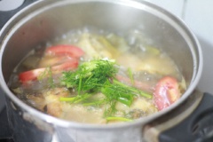 Nêm nếm lại canh dưa cho vừa ăn, thả chỗ cà chua còn lại vào đun thêm 5 phút nữa để cà chua chín mà vẫn còn nguyên miếng. Rắc thì là, hành lá rồi tắt bếp.