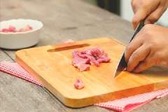 Thịt bò rửa sạch chia làm 2 phần. 1 phần cắt từng miếng vuông khoảng 1 cm, dày 5 mm, phần còn lại băm nhuyễn.