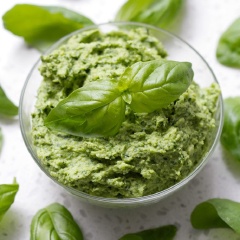 Cho hỗn hợp ra lọ thuỷ tinh để bảo quản. Sốt Pesto là một nguyên liệu không thể thiếu cho những ai đam mê ẩm thực Ý, đặc biệt bạn nên làm sẵn sốt Pesto trong nhà bếp, chỉ cần trộn cùng là món ăn sẽ sẵn sàng ngay trong tích tắc mà không phải nhọc công thực hiện nữa.