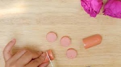 Rửa sạch rau diếp, cắt thành những miếng có cùng kích cỡ. Cắt hành tây thành lát dọc. Cắt xúc xích thành miếng hình tròn