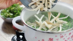 Chờ đến khi nước sôi trở lại thì cho thêm rau xà lách xoong, nấm bào ngư vào nồi. Nấu thêm 2 phút rồi nêm với 1 muỗng canh nước mắm, 1/2 muỗng canh hạt nêm trước khi tắt bếp.