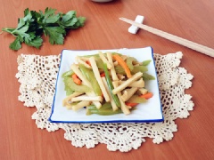 Măng chua xào cần tây có phần măng chua được chần chín sơ trước đên tốc độ hoành thành món xào cũng rất nhanh chóng. Tuy nhiên không nên ăn quá nhiều vì măng sẽ gây nóng trong người đấy!