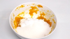 Nghiền nhuyễn bí đỏ đã luộc. Trộn đều với 70g bột năng, 50g đường trắng thành hỗn hợp đồng nhất.