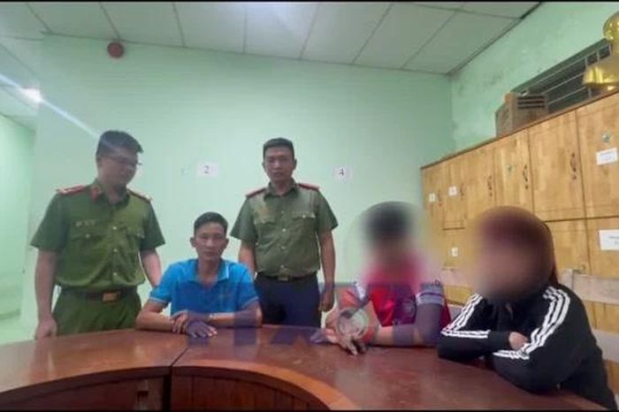 Tạm giữ người đàn ông bạo hành con riêng của vợ - Báo VietnamPlus