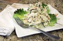 Cho salad ra đĩa và thưởng thức. Món này bạn có thể ăn như một món chính hoặc là một món khai vị bắt vị, bổ sung chất dinh dưỡng đấy