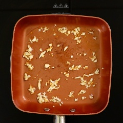 Phi vàng 15g tỏi băm, sau đó cho 100g nước tương, 100g đường cát nấu tan đường, sau đó cho 300g thịt bằm vào xào cho nước tương thấm đều thịt bằm.