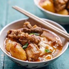 Luộc mì cho chín, sau đó chia mì vào tô rồi chan canh sườn khoai tây lên, dùng nóng. Một tô mì sườn khoai tây hấp dẫn thế này chắc chắn sẽ giúp bạn thêm nhiều năng lượng để khởi đầu ngày mới đấy!