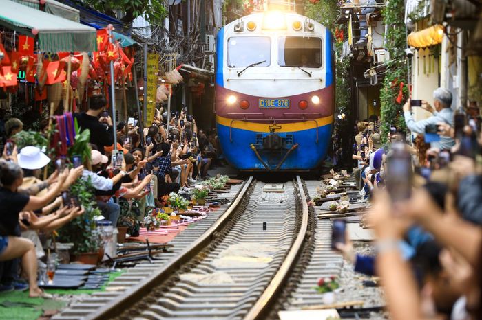 Sẽ lắp camera giám sát phố cà phê đường tàu Hà Nội - Tạp chí Tri thức