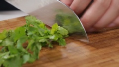 Nghêu ngâm trong nước muối 30 phút để ngao nhả cát, rửa sạch. Cải thảo rửa sạch, tách từng lá, chẻ nhỏ. Gừng rửa sạch, thái lát; hành lá xắt nhỏ; rau mùi thái nhỏ.