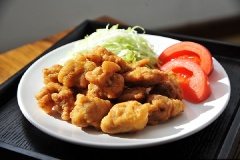Dọn gà ra đĩa cùng với xà lách cắt nhỏ và cà chua. Gà chiên giòn giòn ăn cùng sốt mayonnaise hoặc tương ớt là hết sẩy luôn nhé!