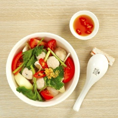 Cho canh cá thác lác nấu ngót ra tô, rắc thêm tỏi phi, ăn kèm cơm trắng và chấm nước mắm ớt. Món cá thác lác nấu ngót ngon tuyệt vời, bạn không thể bỏ lỡ một món ăn vừa giàu dinh dưỡng lại mát lành, giúp cho bữa cơm của gia đình thêm phần ngon miệng