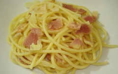 Cho mì Ý đã được luộc chín trộn đều với nước sốt Carbonara. Rắc thêm chút tiêu lên bề mặt của mì và thưởng thức.