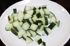 Nhặt xà lách, rửa sạch, để ráo nước. Rửa sạch cà chua bi, cắt hình hoa hoặc cắt làm đôi. Rửa dưa leo, cắt miếng nhỏ, hình vuông.