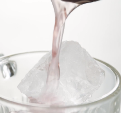 Chuẩn bị ly có sẵn đá viên. Rót hỗn hợp cocktail đã lắc vào ly, rót thêm phần trà Earl grey đã pha vào. Gọt 1 cái vỏ cam, vắt tí tinh dầu vào ly và cho luôn vỏ cam vào ly để trang trí. Vậy là hoàn thành rồi.