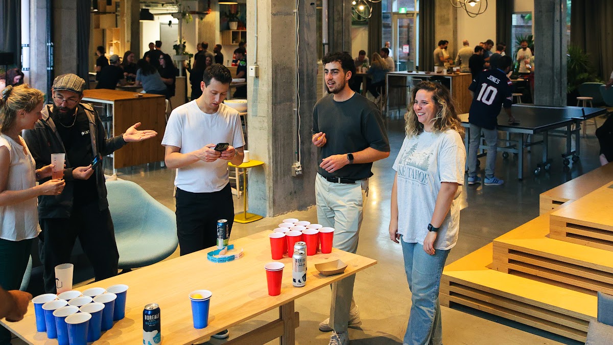 Événement de team building sportif chez Espaces Waverly Montréal — terrain de basketball et activités d'équipe