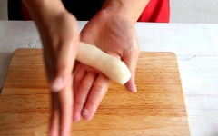 Cách làm bánh gạo Hàn Quốc: Thấm lên tay một ít dầu mè, lấy khối bột nhỏ nắn vài lần trên tay, sau đó se lại thành những thanh trụ dài rồi cắt ngắn thành những miếng bánh gạo (Tokbokki) bằng nhau (kích thước tùy sở thích). Nếu muốn chống dính cho bánh gạo (Tokbokki), bạn có thể phết lên bánh một lớp dầu mè mỏng.