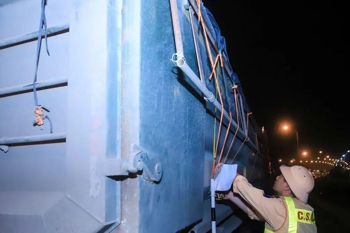 Hà Nội: Xử lý nghiêm xe để rơi vãi vật liệu ra đường, xe quá tải - Báo Sài Gòn Giải Phóng