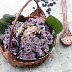 Mè trắng và đậu phộng giã nhỏ, trộn vào chén đậu phộng mè 1 muỗng cà phê muối và 1 muỗng cà phê đường. Múc xôi ra chén, bên trên rắc muối mè đậu.