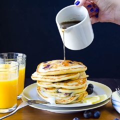 Vậy là chúng ta đã thực hiện xong món bánh pancake chanh việt quất rồi. Bạn thưởng thức bánh cùng các loại siro, mứt hoa quả yêu thích hay mật ong đều được nhé. Nếu đã quá ngán với các món ăn sáng thông thường, hãy thử ngay cách làm bánh pancake chanh việt quất này đổi vị cho cả nhà nha.