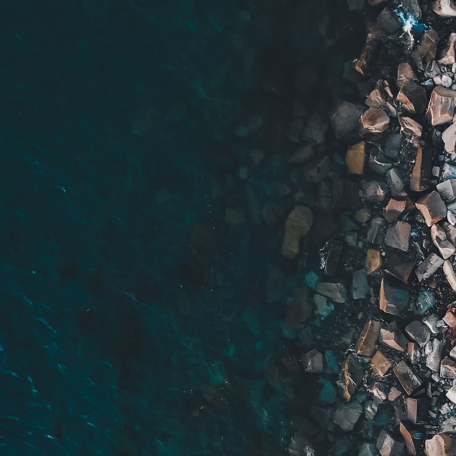 Download Rocky Coastline and Blue Water 2K iPhone