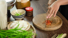 Băm nhỏ tỏi, hành tím, ớt, các bạn có thể cắt lát cũng được, nhưng băm nhỏ thì khi phi sẽ dễ vàng và thơm hơn nghen, lúc ăn cũng ít bị có mùi nữa, sẽ ngon hơn rất nhiều so với lúc cắt đó.