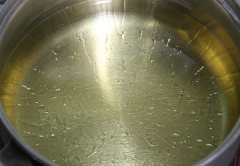 Cách làm bánh bao chiên: Bắt 1 chảo khác lên bếp, cho hết phần dầu ăn còn lại vào, để lửa vừa. Khi dầu nóng thì thả nhẹ nhàng từng cái bánh bao chiên ngập trong dầu. Chiên đến khi vỏ bánh bao chuyển sang màu vàng nâu thì vớt ra, để ráo dầu.