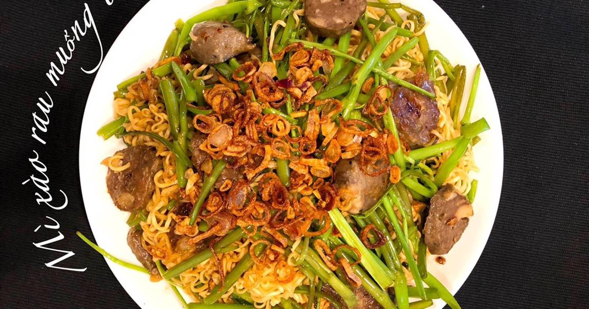 Mì gói xào rau muống bò viên