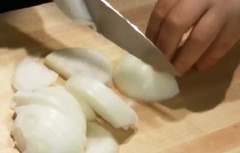 Khoai lang, cà rốt, hành tây, khoai tây gọt vỏ cắt thành từng miếng. Tiếp theo cắt hành tím thành từng lát.