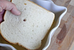 Nhúng đều 2 mặt bánh mì vào hỗn hợp trứng sữa. Nếu bạn dùng chảo nướng thì phết dầu ăn lên chảo, nướng vàng đều 2 mặt bánh mì là được. Nếu bạn dùng lò nướng thì cho vào lò nướng trong 15 phút cho đến khi chín vàng.