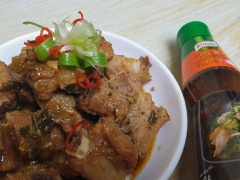 Cho sườn ram ra đĩa, trang trí chút hành lá, ớt cho đẹp mắt là có thể dùng với cơm trắng. Sườn ram chuẩn vị ngon là thịt sườn chín mềm, không quá dai, thấm gia vị. Chúc các bạn thành công với công thức của mình.
