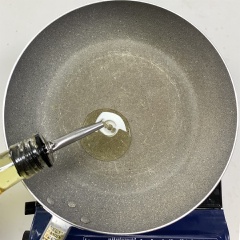 Phi tỏi với 1 muỗng canh dầu ăn, sau đó cho thịt heo vào xào đều.