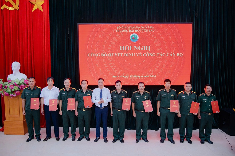 Trường Đại học Tây Bắc công bố các Quyết định về công tác cán bộ đối với Khoa Cơ sở và Trung tâm Giáo dục Quốc phòng An ninh