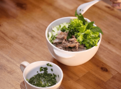 Cho bún sẵn ra bát, múc thịt bò lên trên. Thêm mỡ hành, rau ăn kèm gồm dưa leo, xà lách và rau thơm. Tùy vào khẩu vị mỗi người mà chan nước mắm chua cay, mặn ngọt cho vừa miệng nhé!