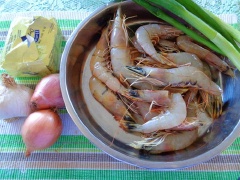 Chuẩn bị nguyên liệu. Tôm cắt bỏ phần đầu nhọn và đuôi, rửa sạch, để ráo. Ướp vào tôm 1/2 muỗng cà phê muối.