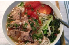 Cho bún vào tô, xếp các miếng sườn, cà chua, sấu lên trên, rắc thêm hành lá, húng quế lên trên mặt. Cuối cùng cho nước dùng vào là xong.