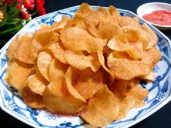 Snack khoai tây lắc muối ớt là món ăn chơi ưa thích của các bạn trẻ nhất là những bạn thích thú vị cay cay của ớt bột, giòn giòn của snack khoai tây. Vừa nhâm nhi món này vừa xem phim thì còn gì bằng.
