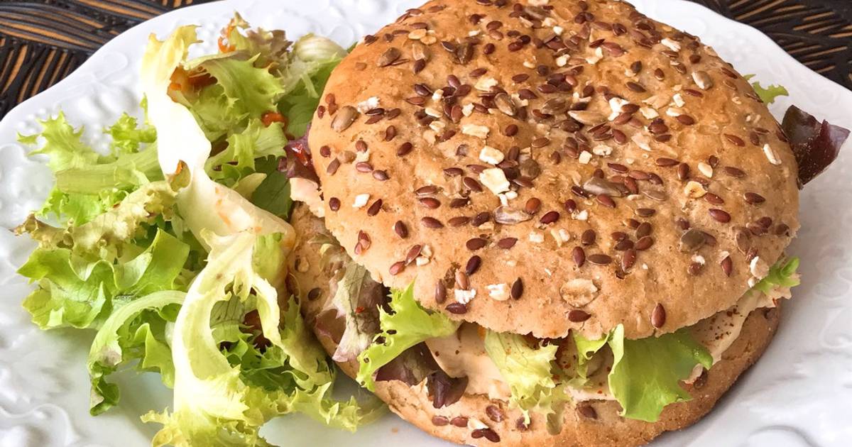 Burger Nguyên Cám Kẹp Ức Gà & Hummus