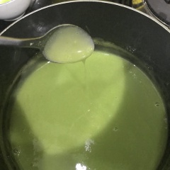 Cho nước cốt dừa và lá dứa vào, trộn đều sau đó đặt lên bếp lửa vừa, khuấy liên tục đến khi kem trứng đặc lại nhưng vẫn có tính chảy. Lọc qua rây đổ phấn kem lá đưa vào khuôn, hấp lửa nhỏ để tránh phần kem bị rỗ khí.