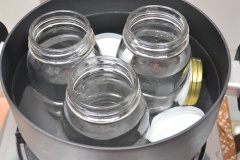 Khử trùng lọ dùng để ngâm là bước cần thiết vì sẽ giúp bạn bảo quản đc lâu hơn bằng cách: đun nước sôi, thả lọ thuỷ tinh vào luộc 10 phút.