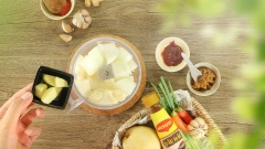 Để chuẩn bị phần sốt ướp kiểu Hàn đầu tiên bạn xay nhuyễn 100gr lê, 100gr hành tây, 15gr tỏi và 15gr gừng với nhau. Sau đó trong một chiếc tô, bạn cho các nguyên liệu gồm 15gr hành lá cắt nhỏ, 4 muỗng canh dầu hào, 3 muỗng canh tương ớt Hàn Quốc, 2 muỗng canh tương đậu nành Hàn Quốc, 1 muỗng canh đường nâu, 1 muỗng canh si rô ngô, 1 muỗng canh dầu mè và 1 muỗng canh ớt bột Hàn Quốc. Trộn đều tất cả nguyên liệu lại với nhau sau đó cho thêm phần xay nhuyễn vào trộn đều thêm lần nữa.