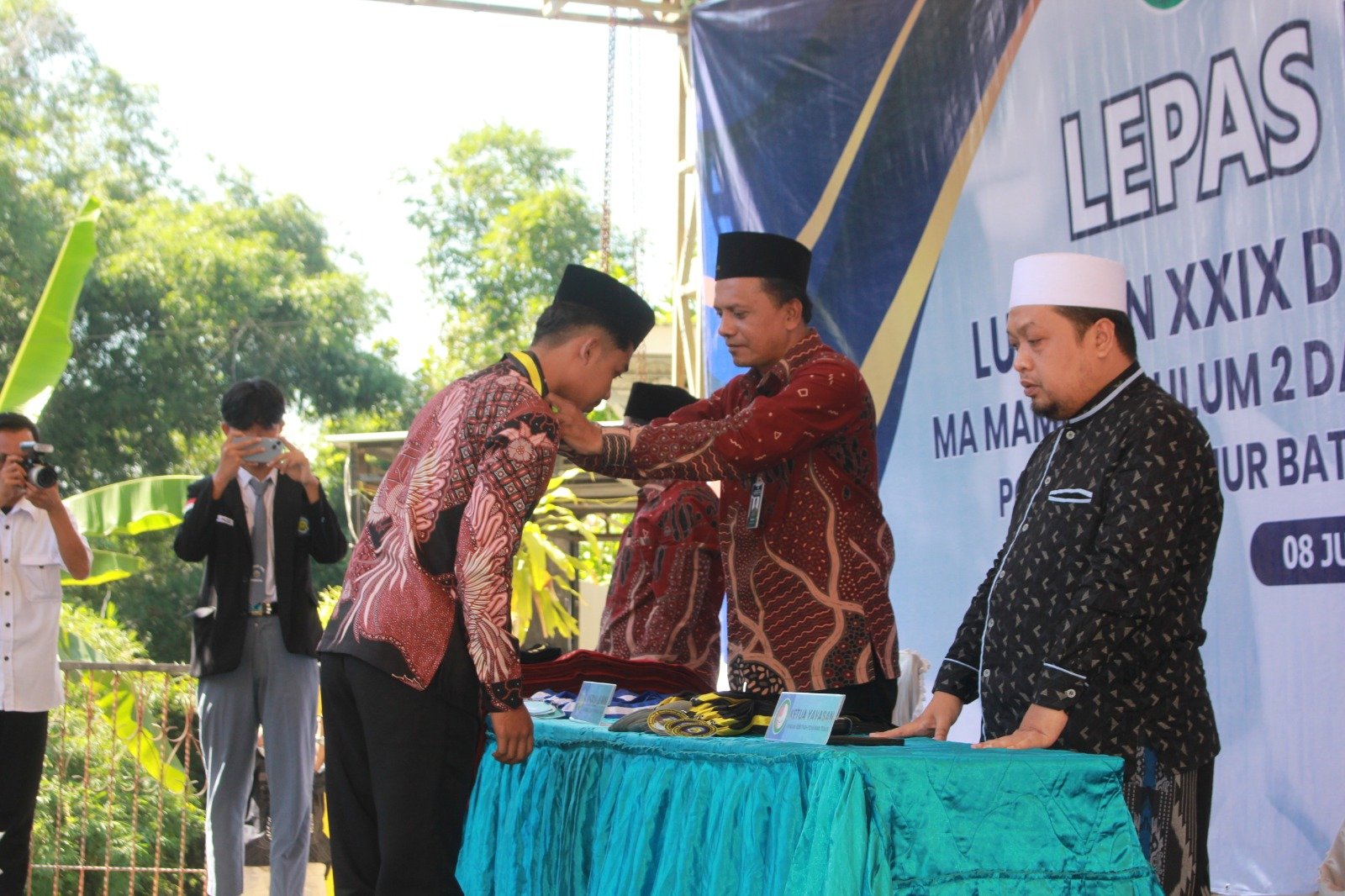 prosesi pengalungan ( bagian putra ) 