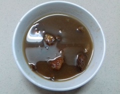 Me chín, cho ra chén, đỗ 1/2 chén nước nóng vào, dầm me cho kỹ, lấy nước me bỏ hạt.